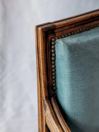 Ernest, le fauteuil en tissu et bois N°606