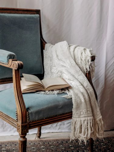 Ernest, le fauteuil en tissu et bois N°606