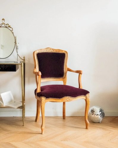 Ernest, le fauteuil en velours violet N°689