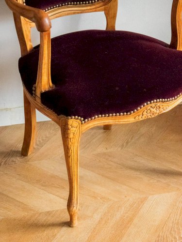 Ernest, le fauteuil en velours violet N°689