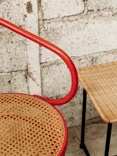 Ernest, le fauteuil rouge en bois N°58