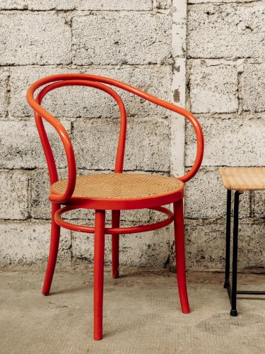 Ernest, le fauteuil rouge en bois N°58