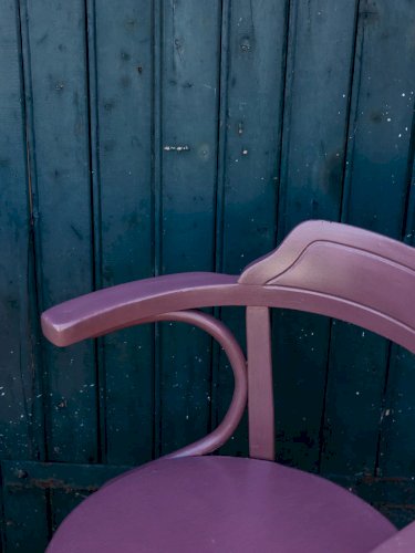 Ernest, le fauteuil violet en bois N°131