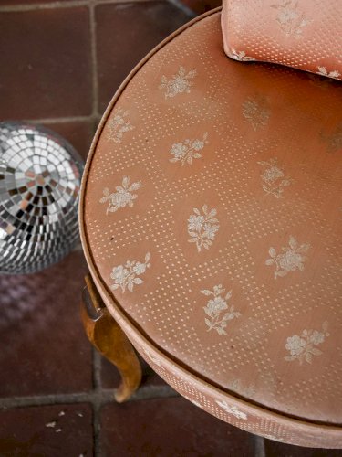 Ernest, le petit fauteuil rose N°158