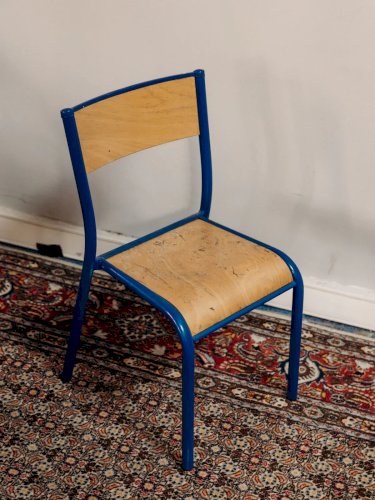 Ernestine, la chaise pour enfant bleu foncé N°274