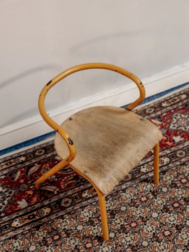 Ernestine, la chaise pour enfant en métal jaune N°276