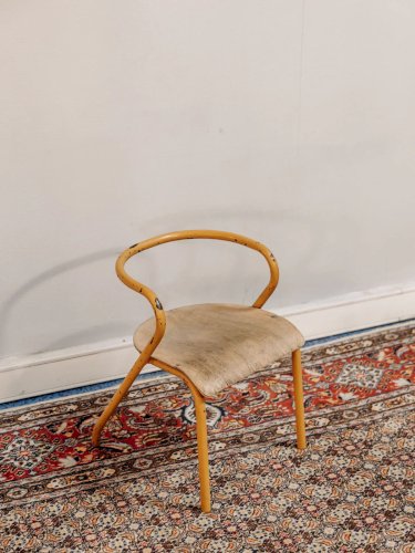 Ernestine, la chaise pour enfant en métal jaune N°276