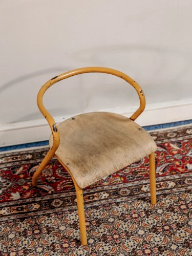 Ernestine, la chaise pour enfant en métal jaune N°276