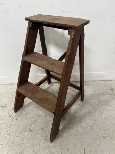 Library staircase with three steps in patinated beech, 20th century.