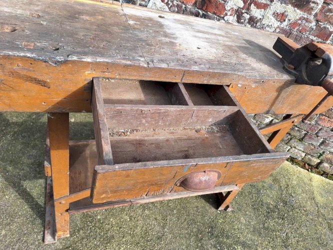 Établi vintage avec étau et lampe, meuble de métier ancien