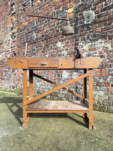 Établi vintage avec étau et lampe, meuble de métier ancien