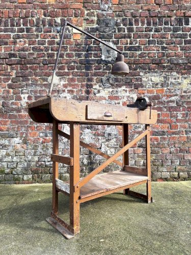 Établi vintage avec étau et lampe, meuble de métier ancien