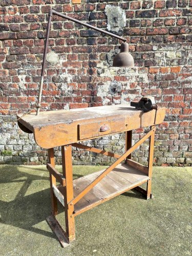 Établi vintage avec étau et lampe, meuble de métier ancien