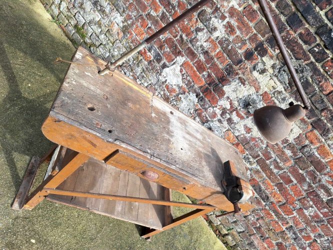 Établi vintage avec étau et lampe, meuble de métier ancien