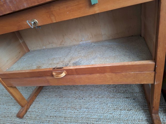 Établi vintage avec étaux, meuble de métier ancien