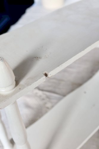 Étagère murale ancienne en bois peint ivoire