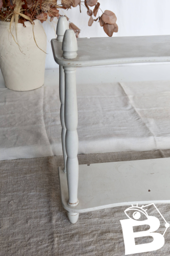 Étagère murale ancienne en bois peint ivoire