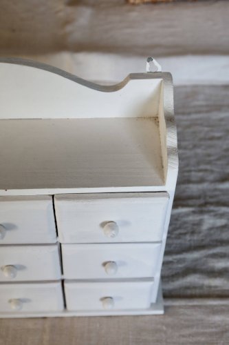 Étagère murale vintage bois blanc (pin) 9 tiroirs