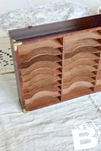 Étagère murale vintage type meuble de métier - Bois et métal doré