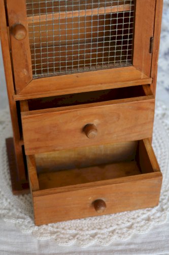 Étagère vintage à poser bois, tiroirs et porte grillagée