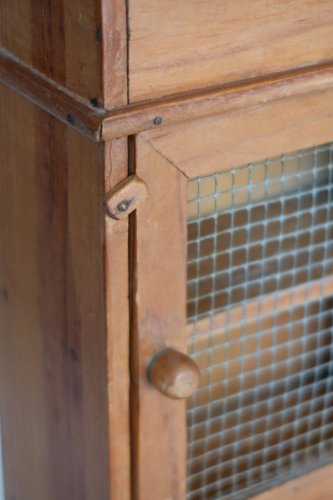 Étagère vintage à poser bois, tiroirs et porte grillagée