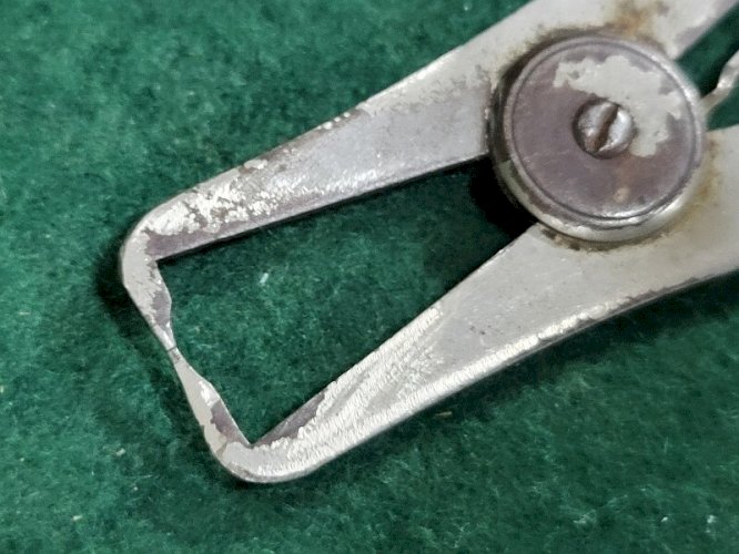 ETRIER OU COMPAS D'HORLOGER ANCIEN EN METAL