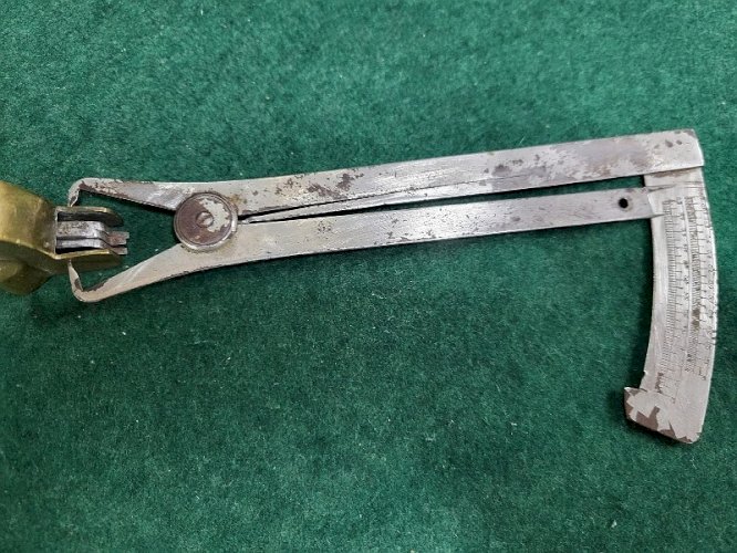 ETRIER OU COMPAS D'HORLOGER ANCIEN EN METAL