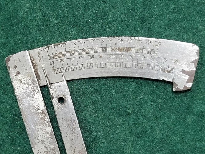 ETRIER OU COMPAS D'HORLOGER ANCIEN EN METAL