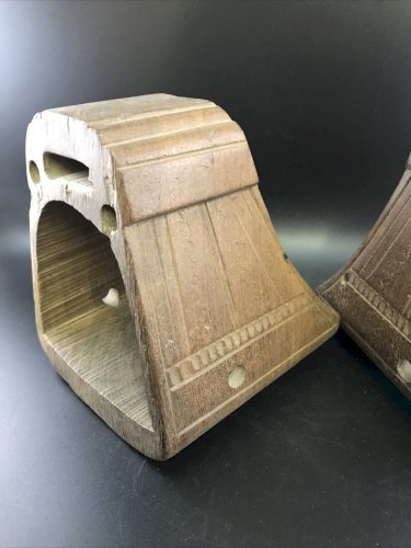 Étriers en bois de cowboy XIXe – équitation Western – Texas – objet authentique