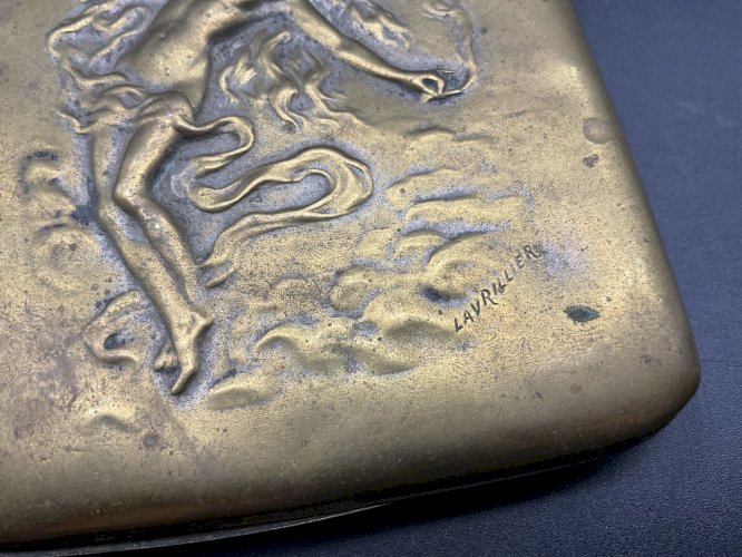 étui à cigarettes  .Art Nouveau signé lavrillier
