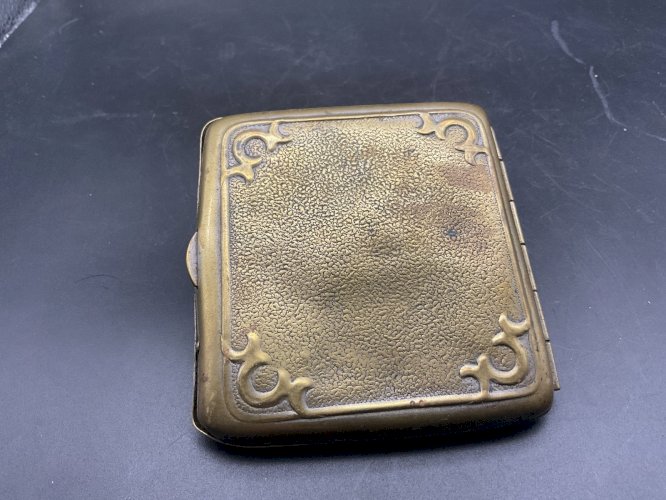 étui à cigarettes  .Art Nouveau signé lavrillier