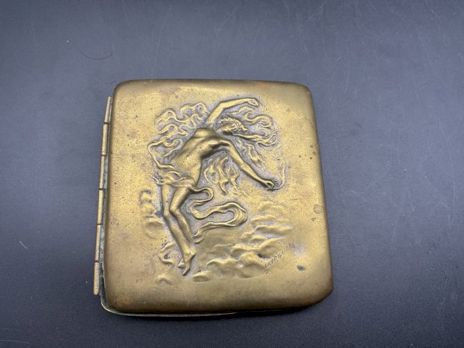 étui à cigarettes  .Art Nouveau signé lavrillier