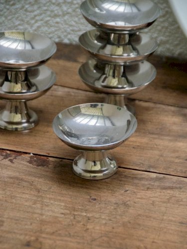 Eugène, le lot de coupelles chromées N°201