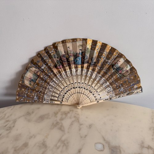 Éventail avec sa boite d'origine XIXe décor au chinois M3754