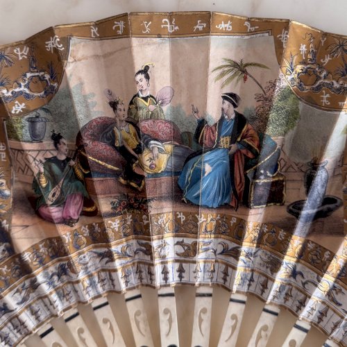Éventail avec sa boite d'origine XIXe décor au chinois M3754