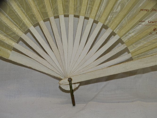-EVENTAIL PAPIER et BOIS TAILLERIE DE ROYAT BIARRITZ TAILLE DES AGATES vers 1910