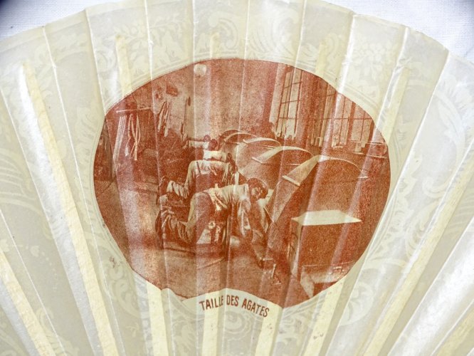 -EVENTAIL PAPIER et BOIS TAILLERIE DE ROYAT BIARRITZ TAILLE DES AGATES vers 1910