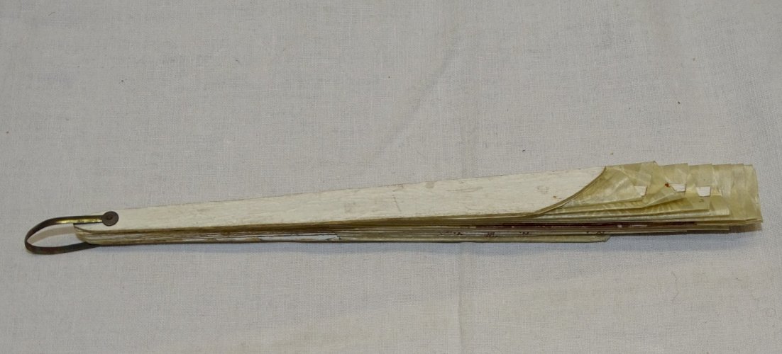-EVENTAIL PAPIER et BOIS TAILLERIE DE ROYAT BIARRITZ TAILLE DES AGATES vers 1910