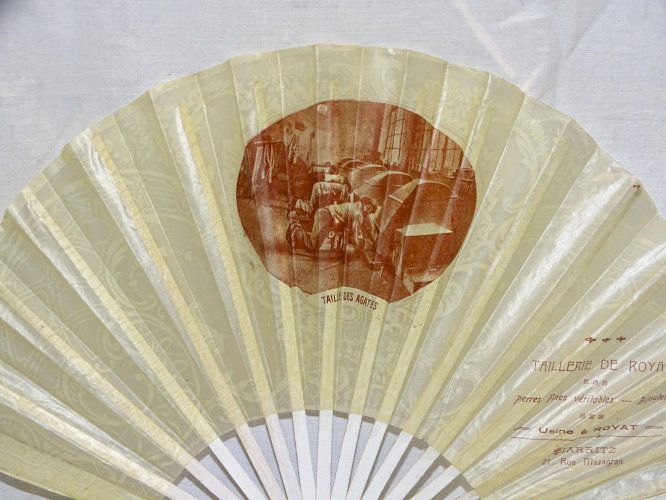 -EVENTAIL PAPIER et BOIS TAILLERIE DE ROYAT BIARRITZ TAILLE DES AGATES vers 1910