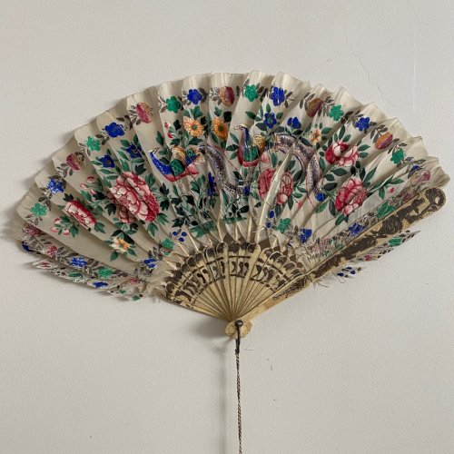 Éventail XIXe réalisé avec des plumes rehaussé de fleurs peintes M3755
