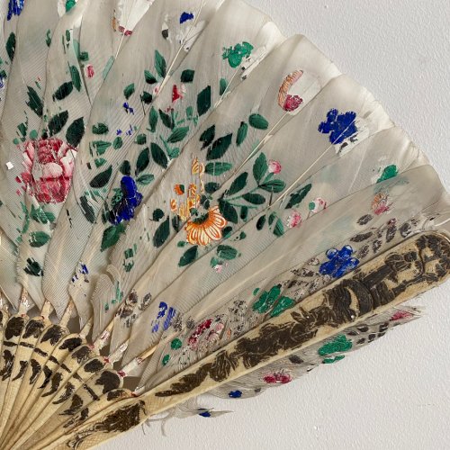 Éventail XIXe réalisé avec des plumes rehaussé de fleurs peintes M3755
