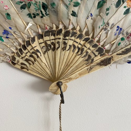 Éventail XIXe réalisé avec des plumes rehaussé de fleurs peintes M3755