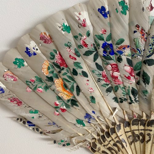 Éventail XIXe réalisé avec des plumes rehaussé de fleurs peintes M3755