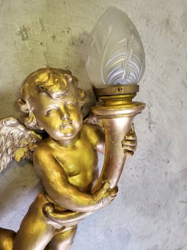 EXCEPTIONNELLE APPLIQUE EN BOIS DORE ANGELOT DE 75 CM