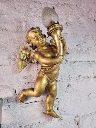 EXCEPTIONNELLE APPLIQUE EN BOIS DORE ANGELOT DE 75 CM