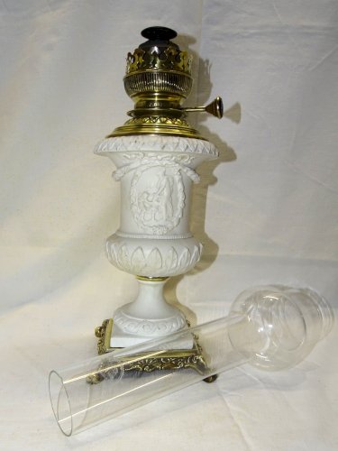 -EXCEPTIONNELLE LAMPE A PETROLE BISCUIT de PORCELAINE de MEISSEN EPEES CROISEES