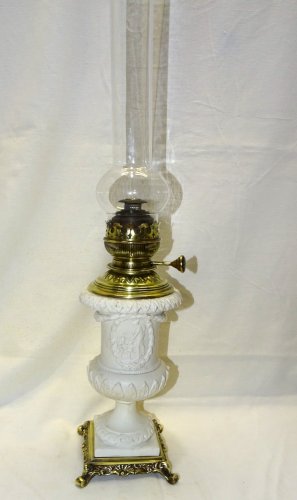 -EXCEPTIONNELLE LAMPE A PETROLE BISCUIT de PORCELAINE de MEISSEN EPEES CROISEES