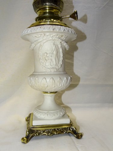 -EXCEPTIONNELLE LAMPE A PETROLE BISCUIT de PORCELAINE de MEISSEN EPEES CROISEES