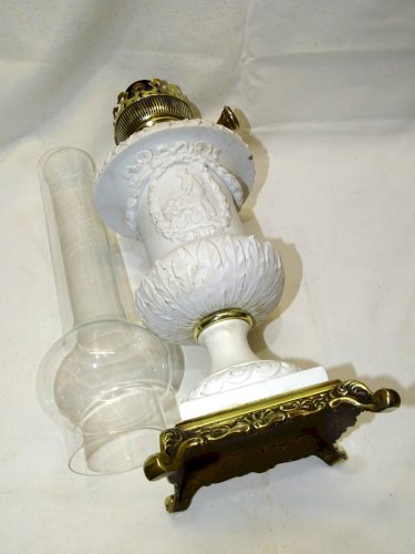 -EXCEPTIONNELLE LAMPE A PETROLE BISCUIT de PORCELAINE de MEISSEN EPEES CROISEES