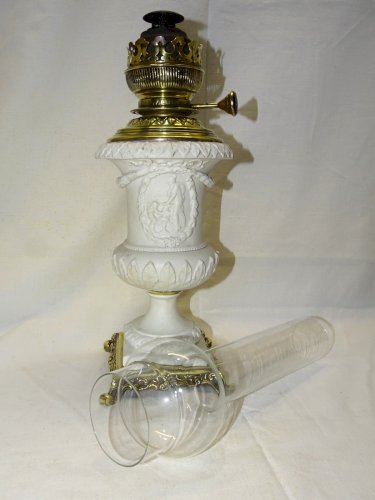 -EXCEPTIONNELLE LAMPE A PETROLE BISCUIT de PORCELAINE de MEISSEN EPEES CROISEES